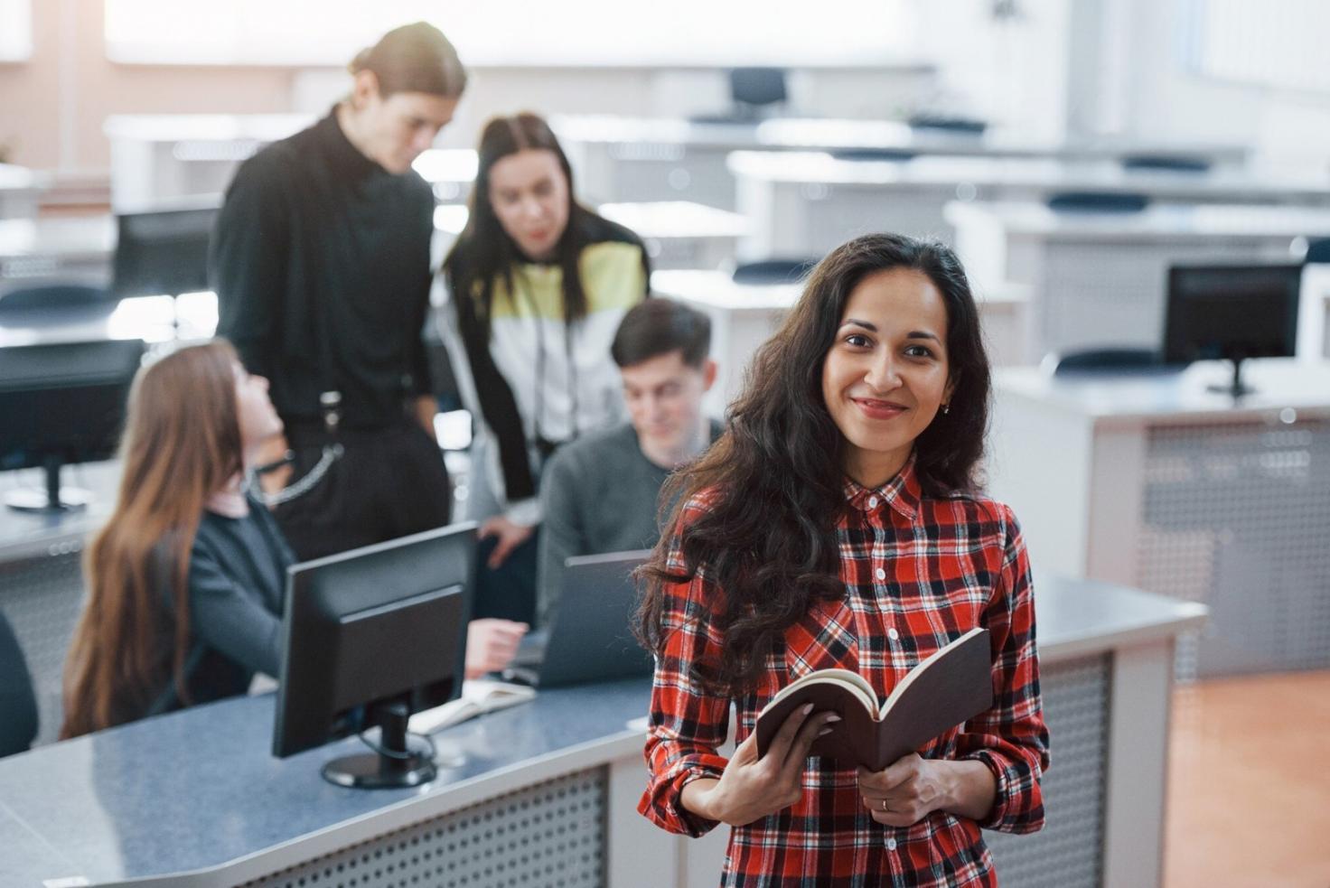 Persona analizando documentos financieros y planificando su presupuesto mensual