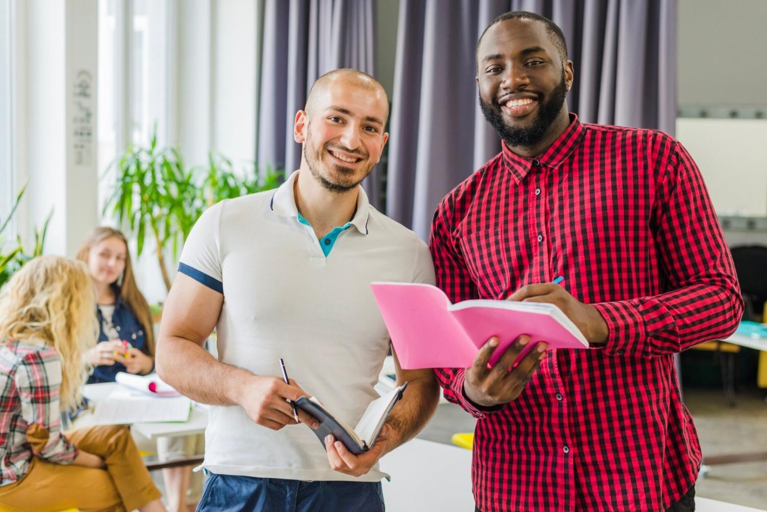 Grupo de estudiantes trabajando en ejercicios prácticos de finanzas personales
