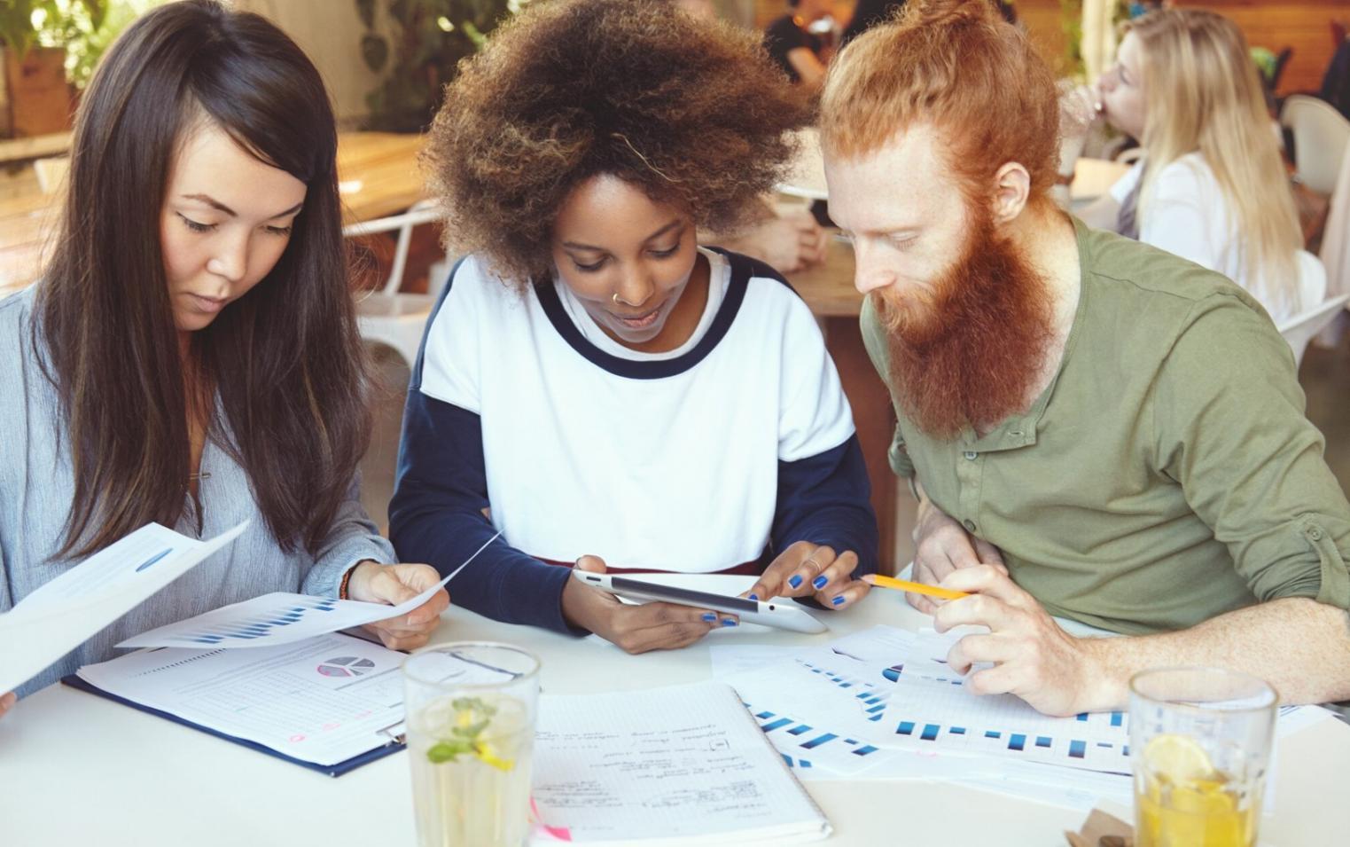 Equipo de piravento trabajando en análisis financiero personalizado