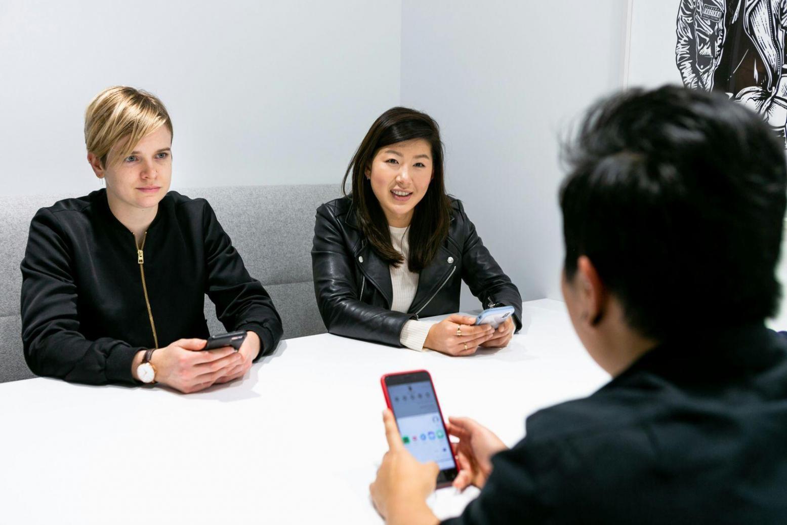 Mesa de trabajo con materiales de planificación económica y calculadora