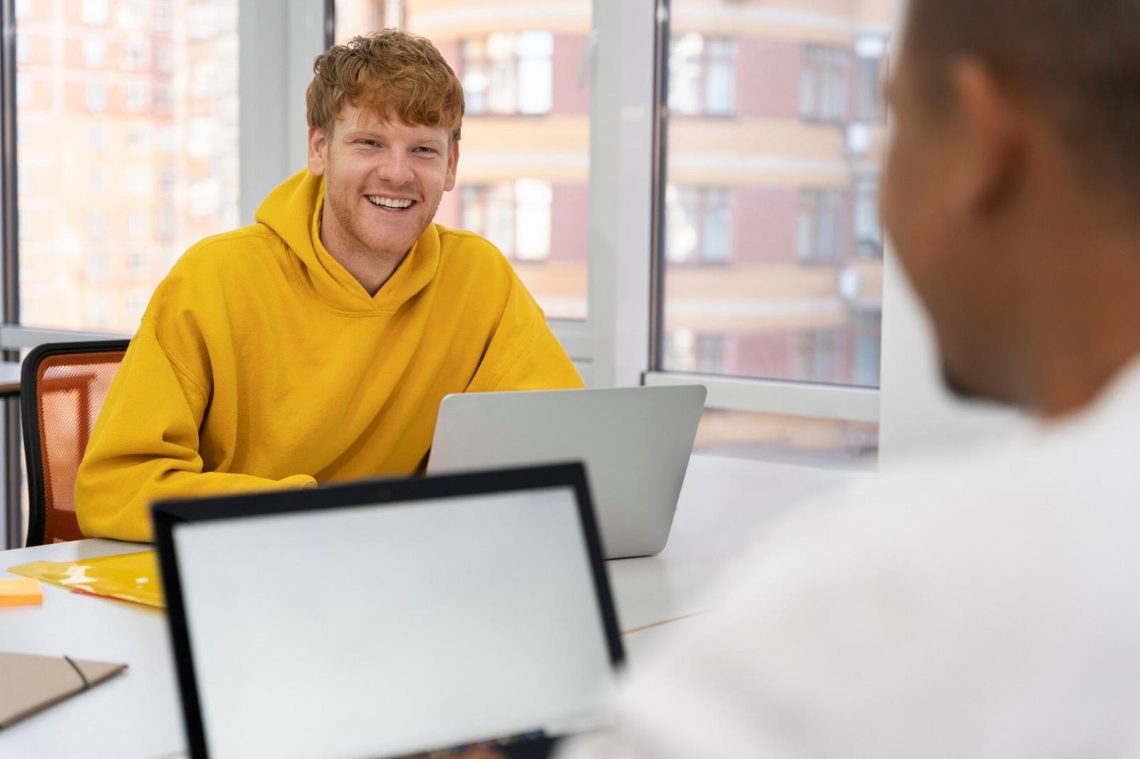 Persona estudiando conceptos financieros en ordenador portátil