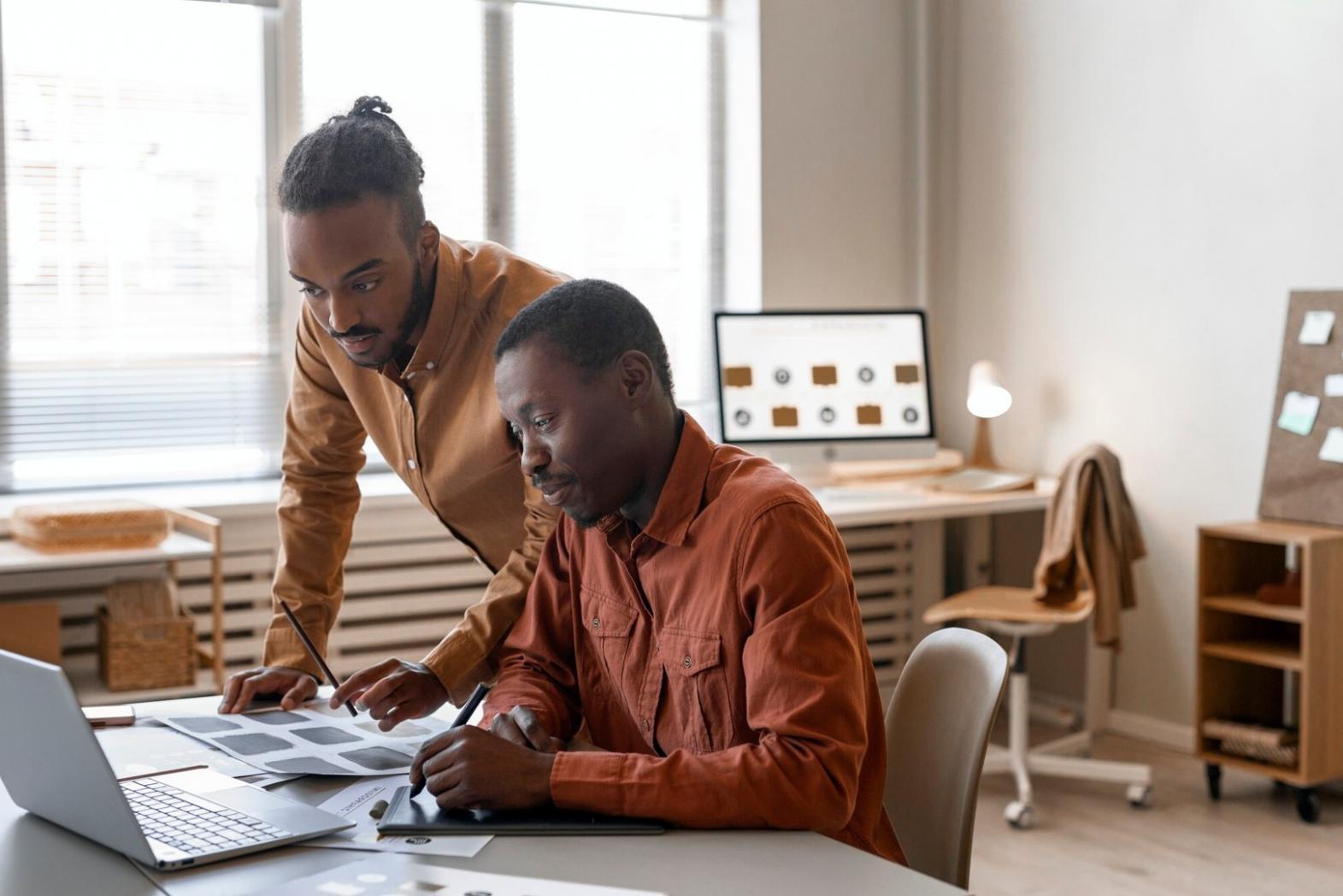 Cuaderno con planificación financiera mensual y calculadora
