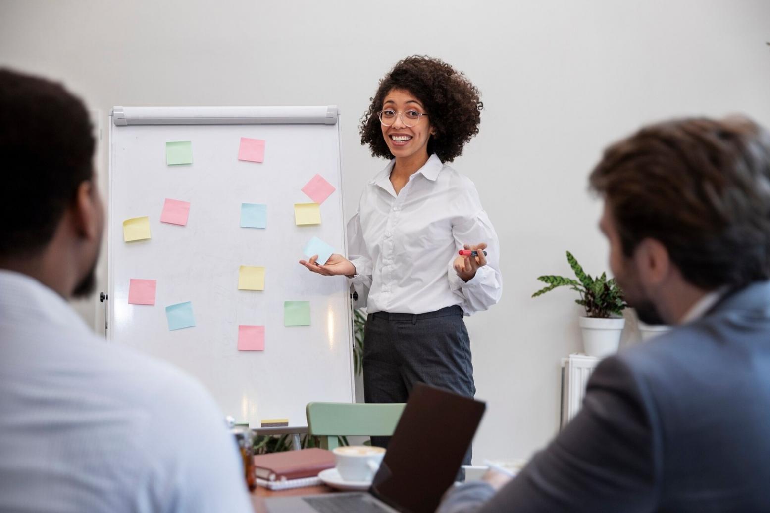 Sesión práctica de planificación económica con materiales educativos y documentación financiera